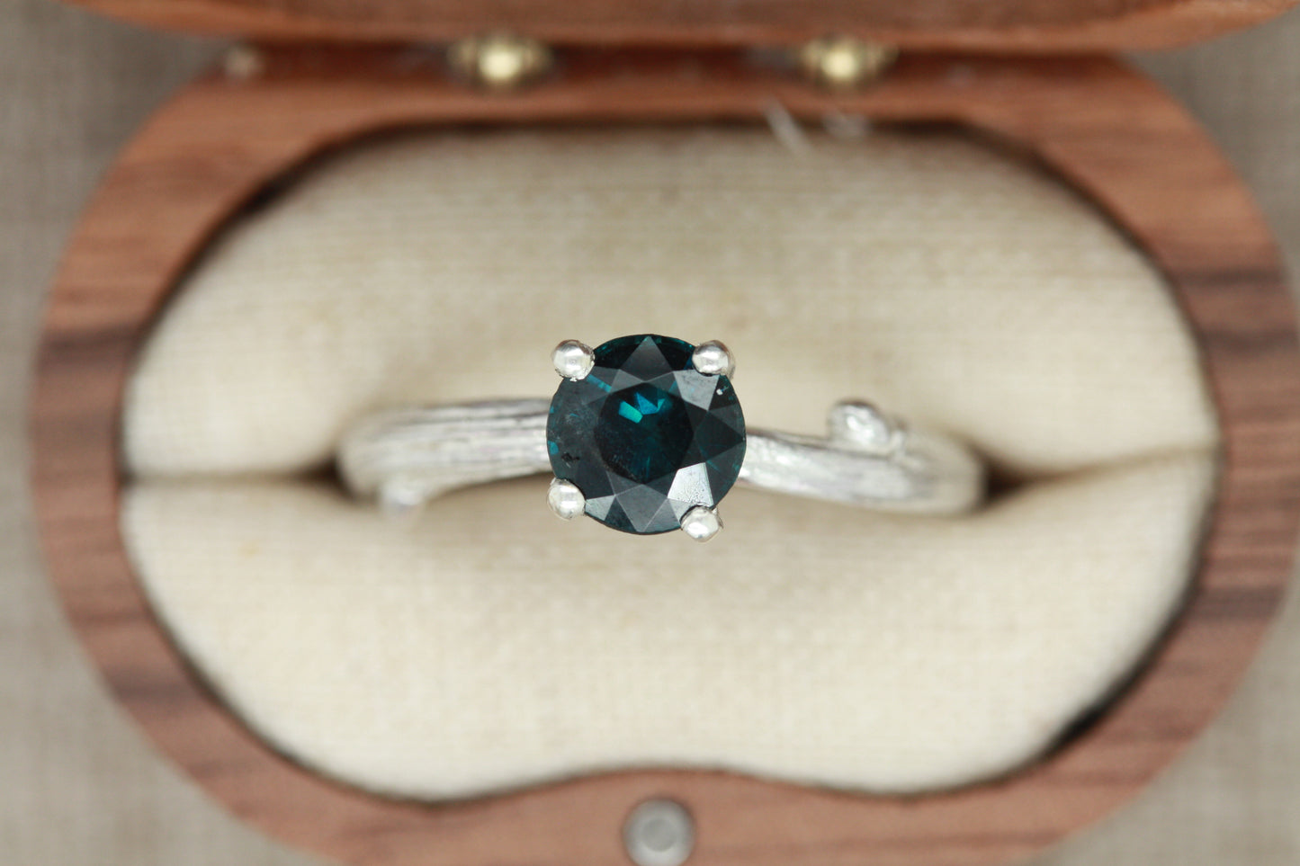 Load image into Gallery viewer, Oak twig ring - Alternative Engagement ring
